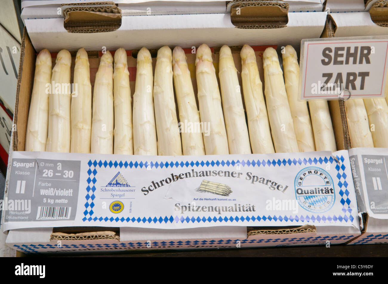 Verificación de la temporada de los espárragos blancos en un puesto en el mercado, Munich, Alemania Foto de stock
