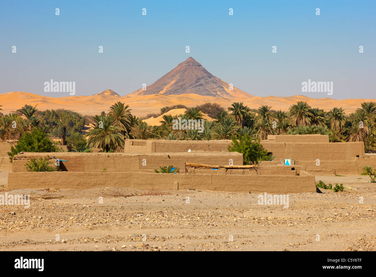 Ciudad de Kosha con el desierto del Sahara en el fondo, en el norte de Sudán, África Foto de stock