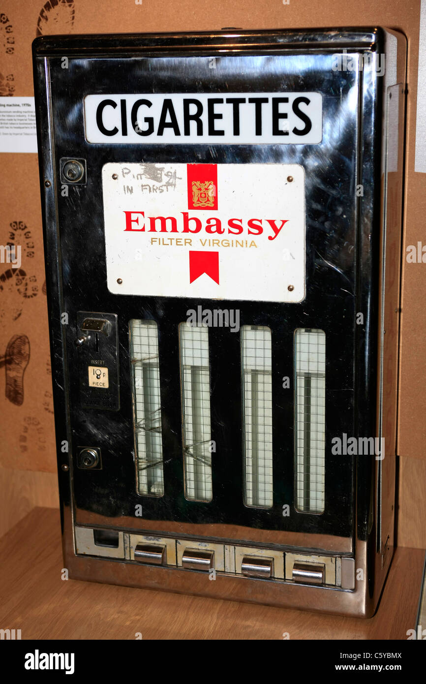 1950 Inglés máquina expendedora de cigarrillos Fotografía de stock Alamy