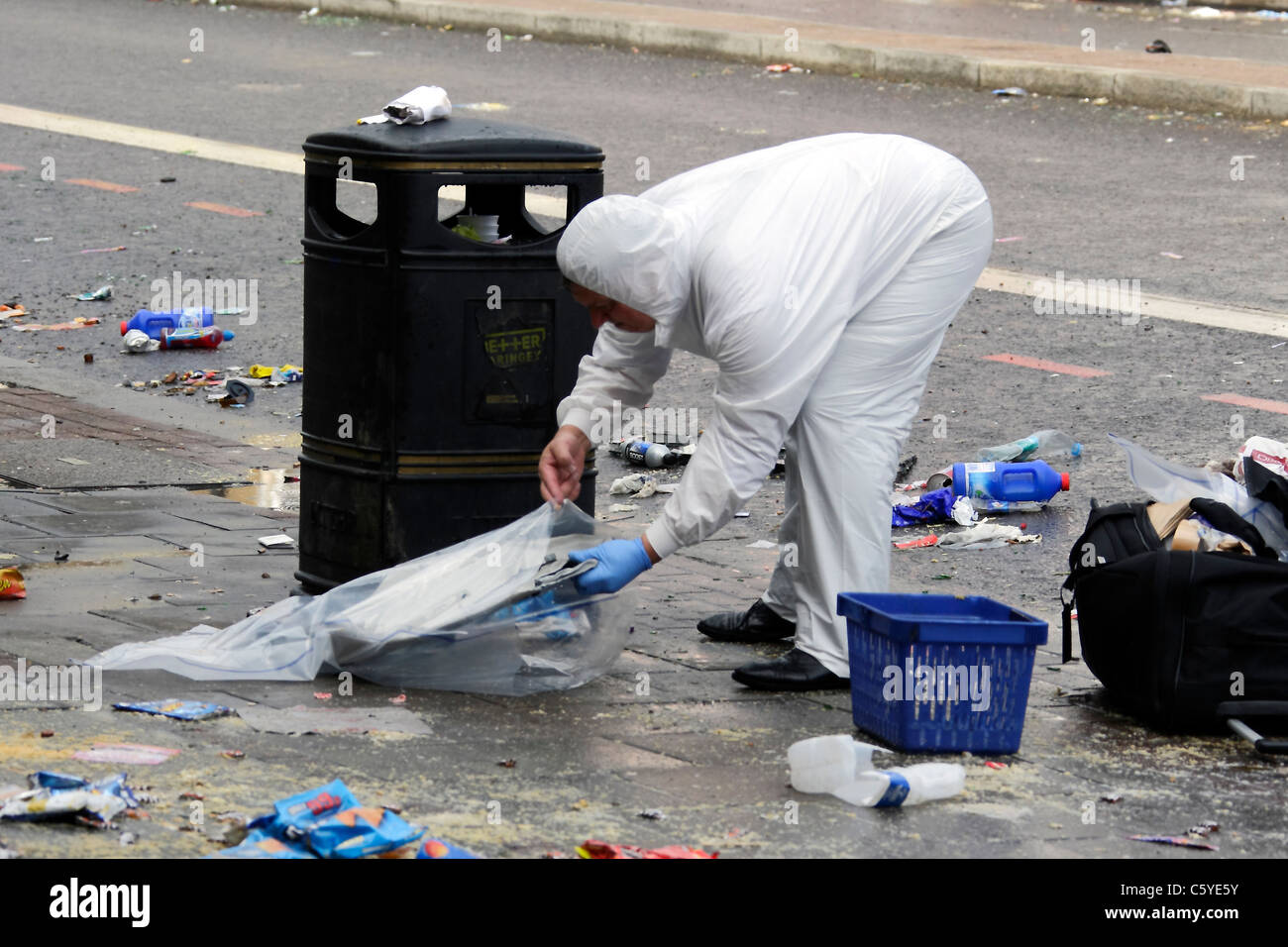 La punta del dedo la búsqueda de pruebas por investigadores de la escena del crimen en Tottenham High Road tras una noche de disturbios y saqueos. Foto de stock