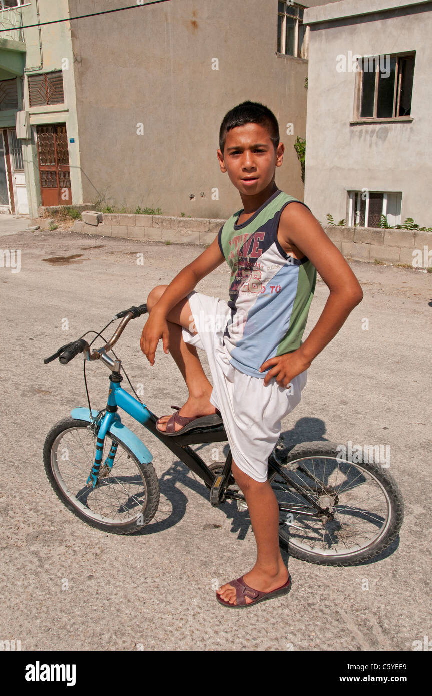 Silifke ciudad al sur de Turquía para bicicleta muchacho turco Fotografía  de stock - Alamy