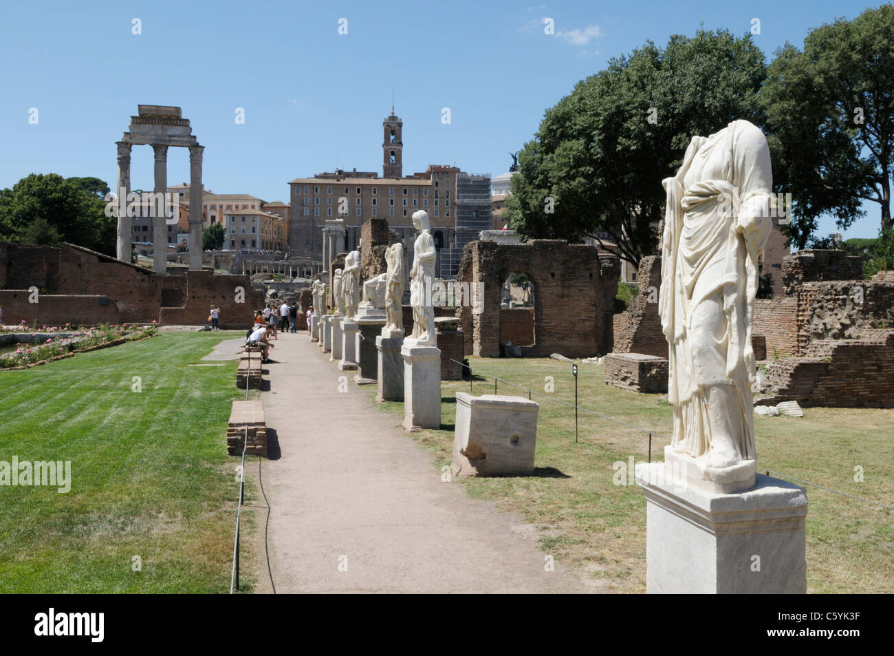 El Foro Romano con estatuas sin cabeza Foto de stock