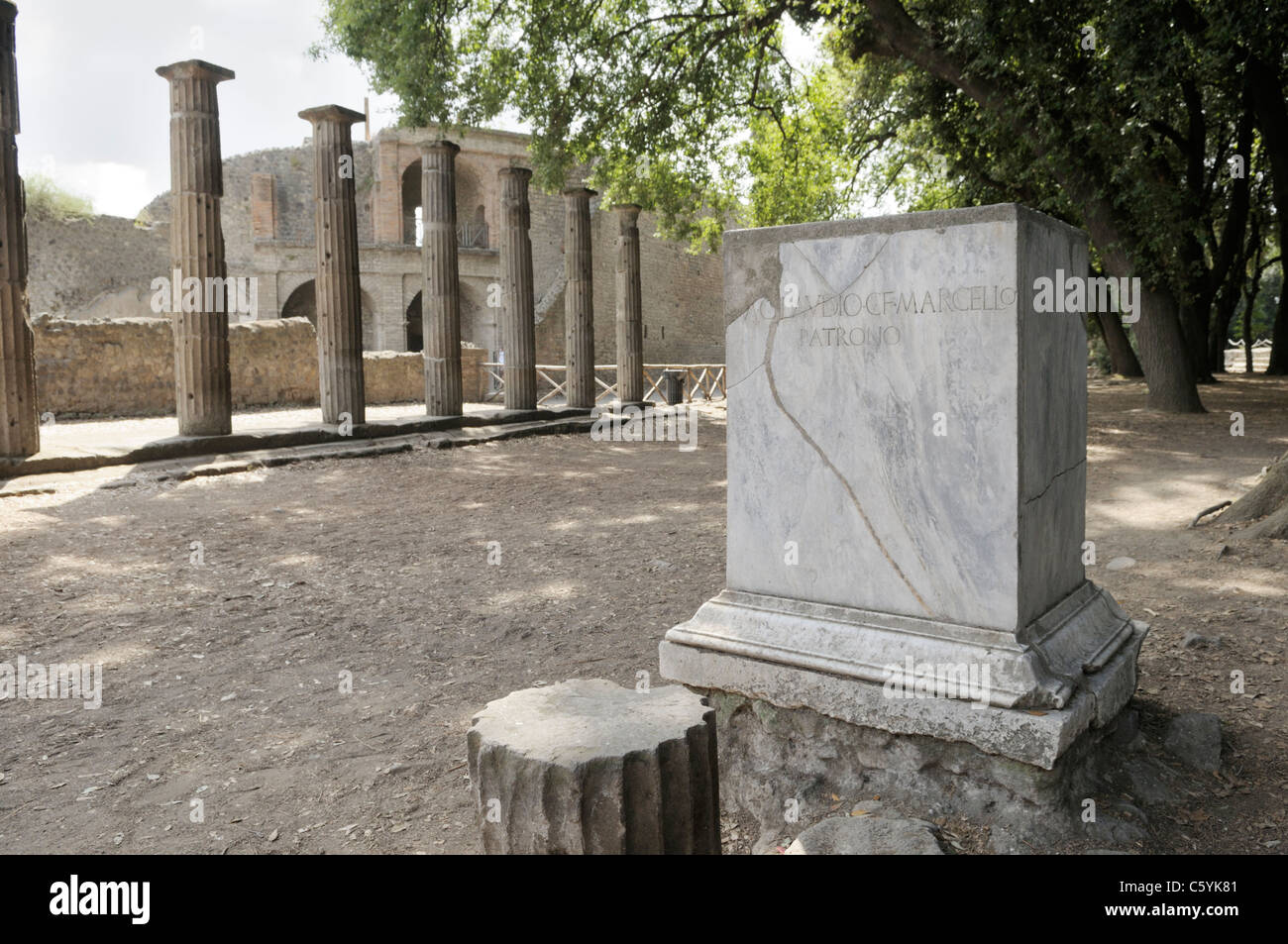 El Foro triangular, Pompeya, con perímetro de columnas dóricas Foto de stock