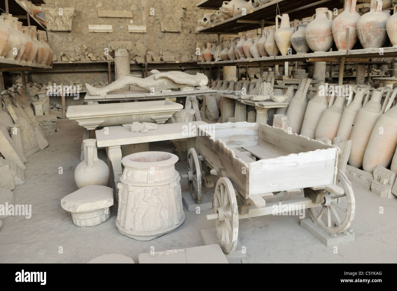 Foro de Pompeya granero, originalmente un mercado, ahora se utiliza como almacenamiento para artefactos desde el sitio Foto de stock