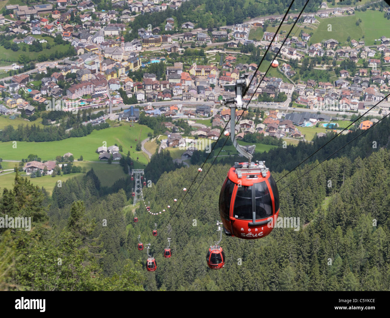 Alm Seiser teleférico desde Ortisei el Alpe di Siusi, Val Gardena, Italia  Fotografía de stock - Alamy