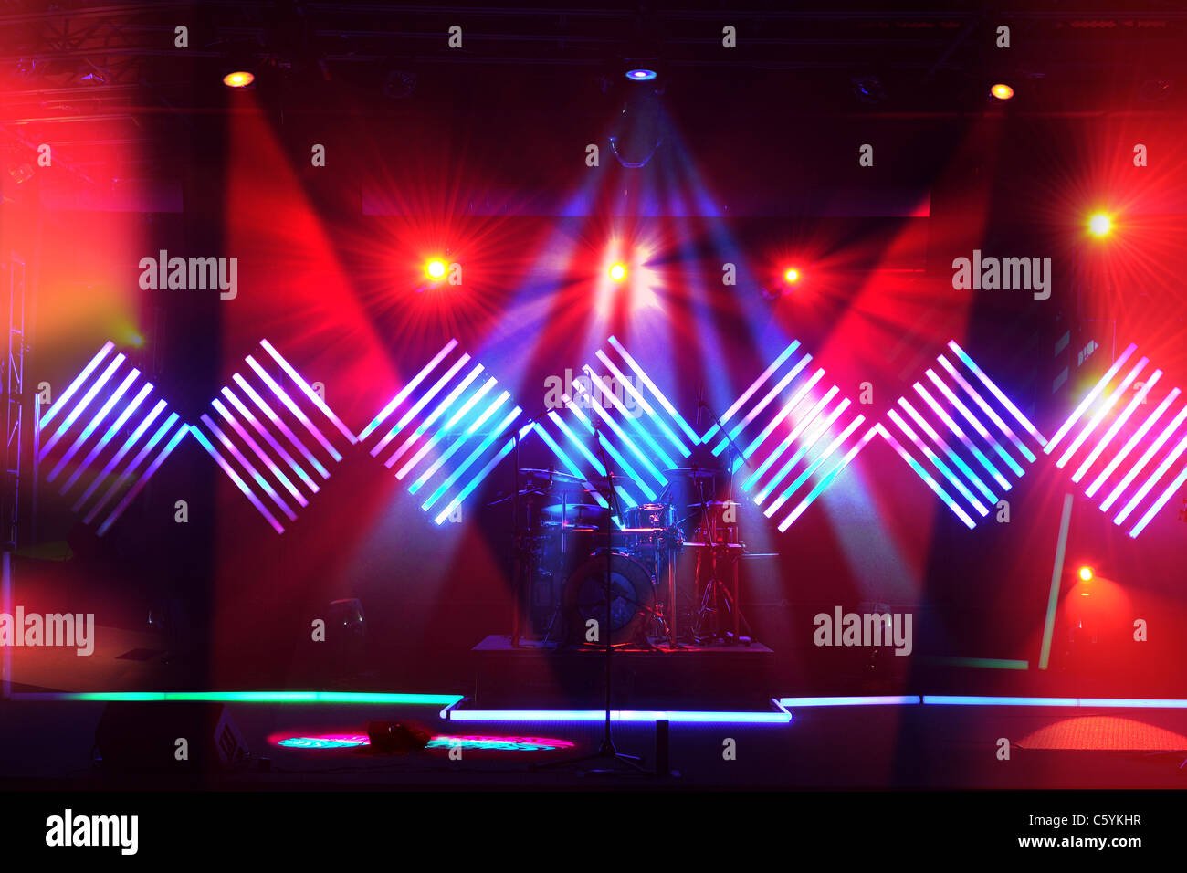 Luces del escenario con diseño de LED en el fondo Fotografía de stock -  Alamy