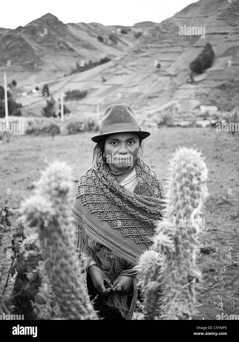 12 años de edad, trabajador de campo de América del Sur en la Cordillera de Los Andes de Ecuador. Foto de stock