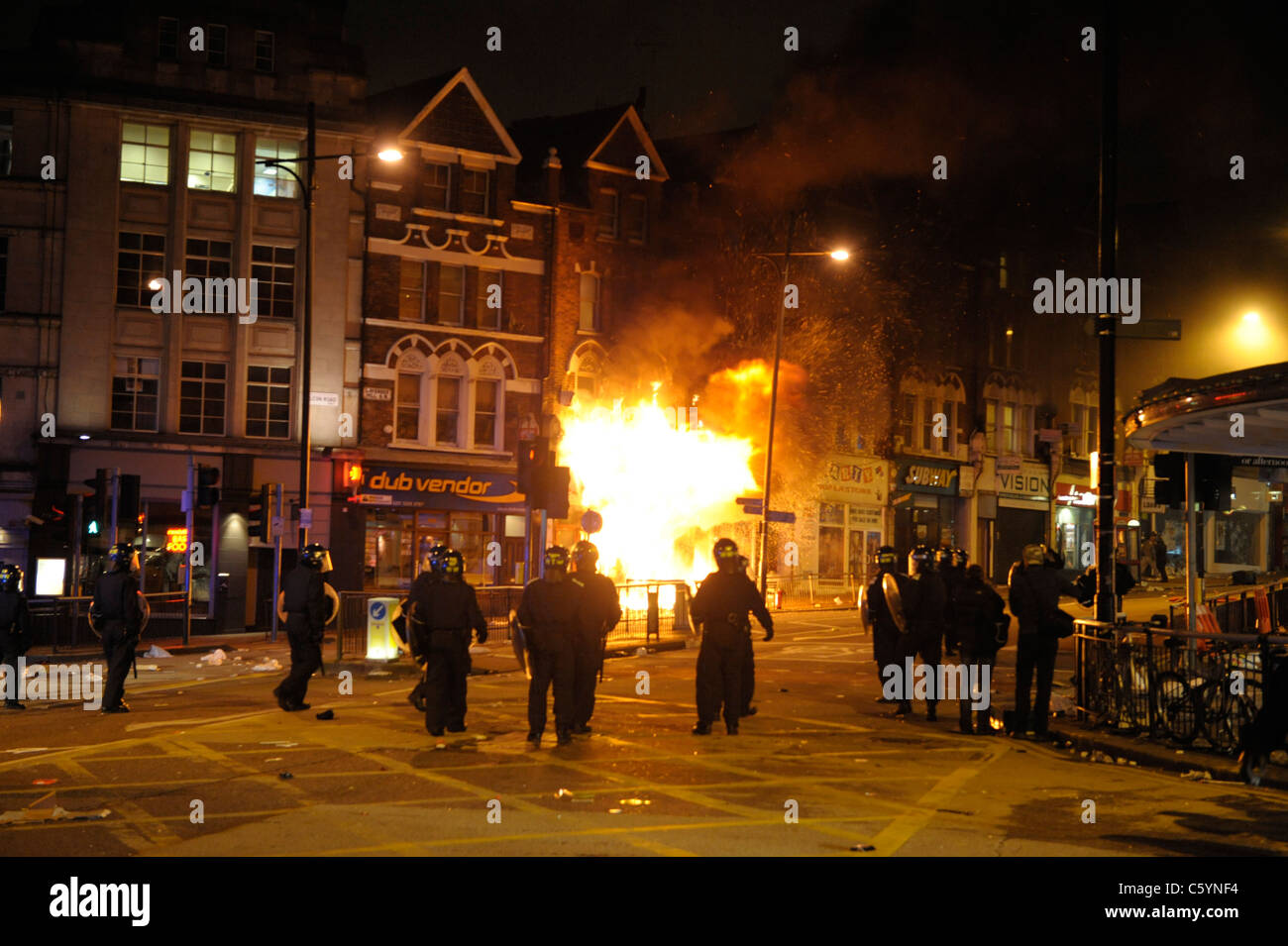 La policía antidisturbios en Clapham Junction después de Party Superstore prendieron fuego por los alborotadores durante una noche de disturbios el 2011 de agosto Foto de stock