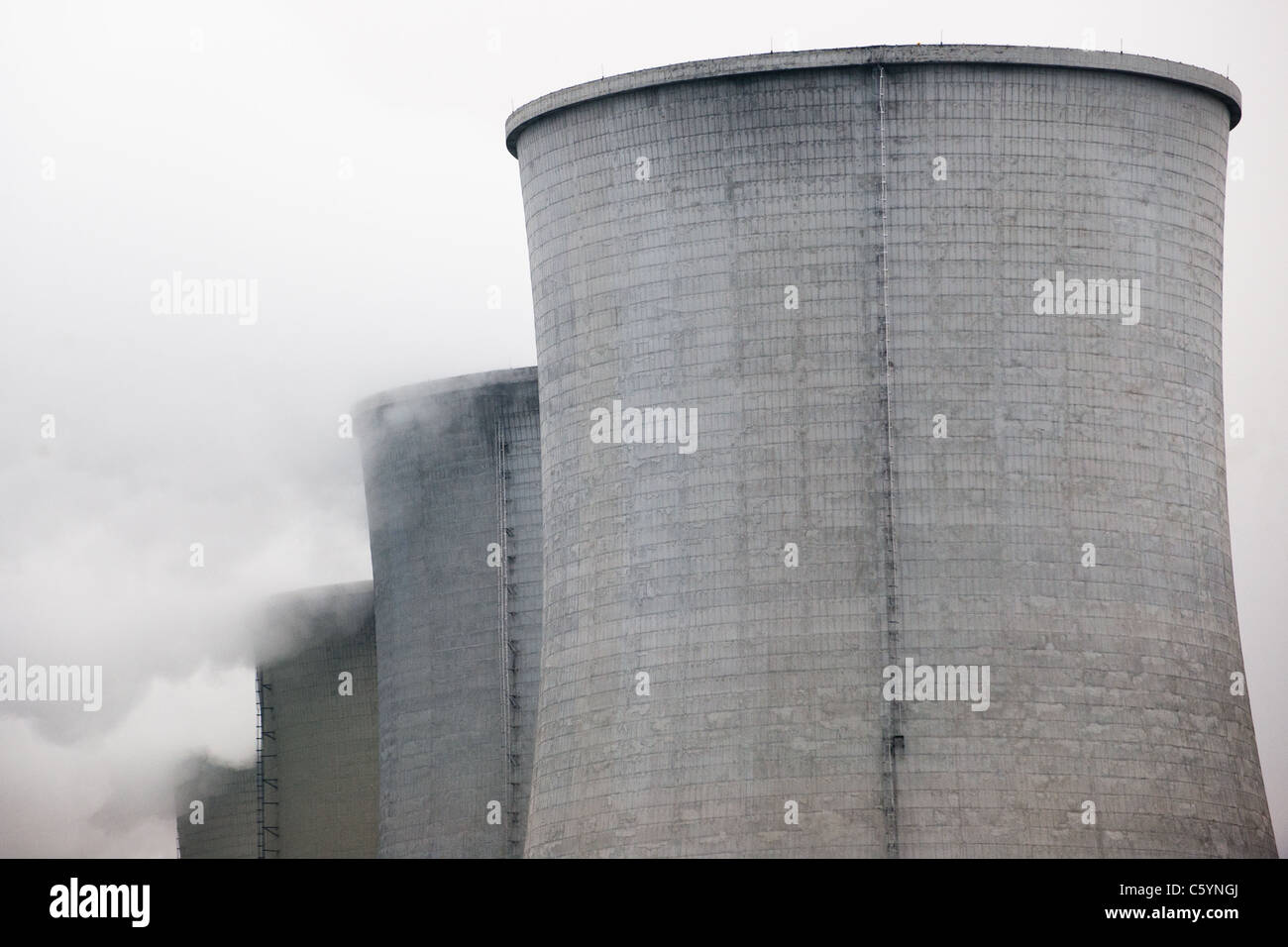 El vapor se fuma desde la chimenea de la planta de energía nuclear. Foto de stock