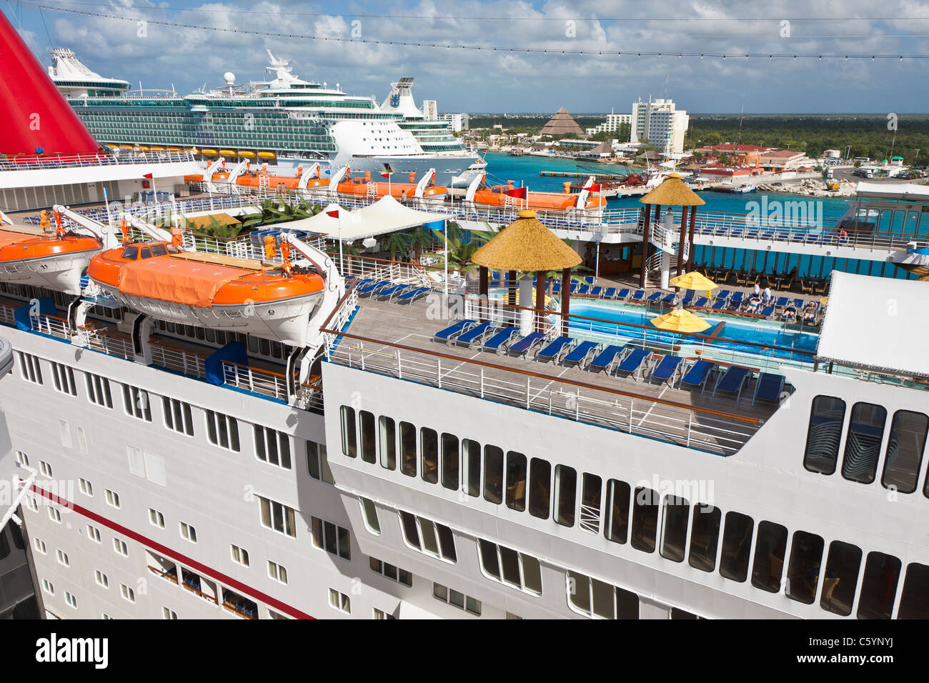 Carnaval de éxtasis y dos buques de cruceros Royal Caribbean en el puerto en Cozumel, México, en el Mar Caribe Foto de stock