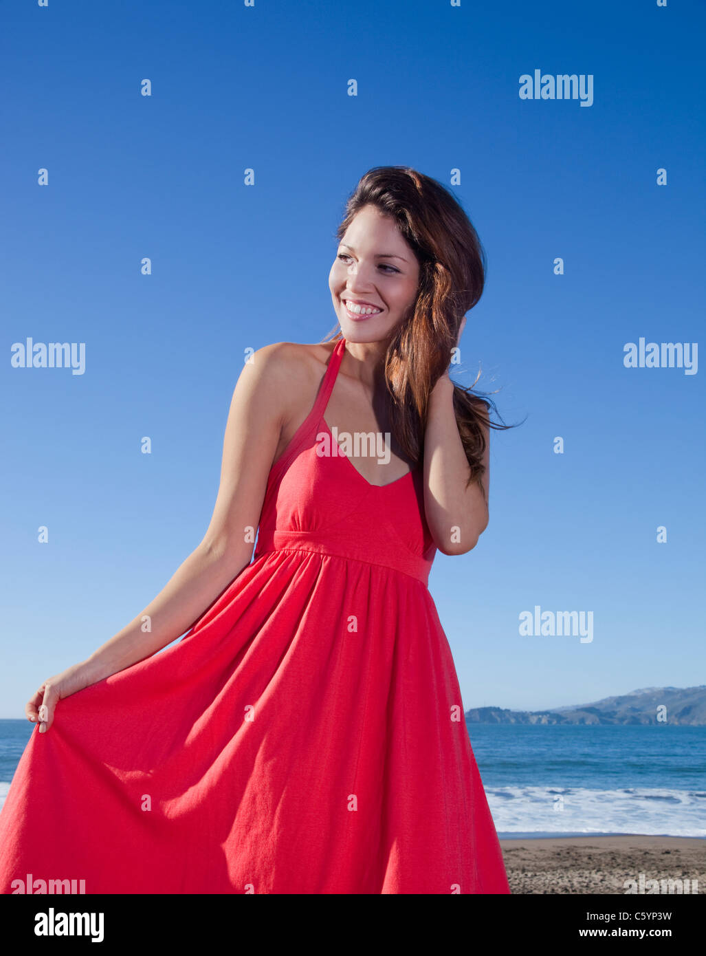 Mujer en vestido rojo de playa fotografías e imágenes de alta resolución -  Alamy