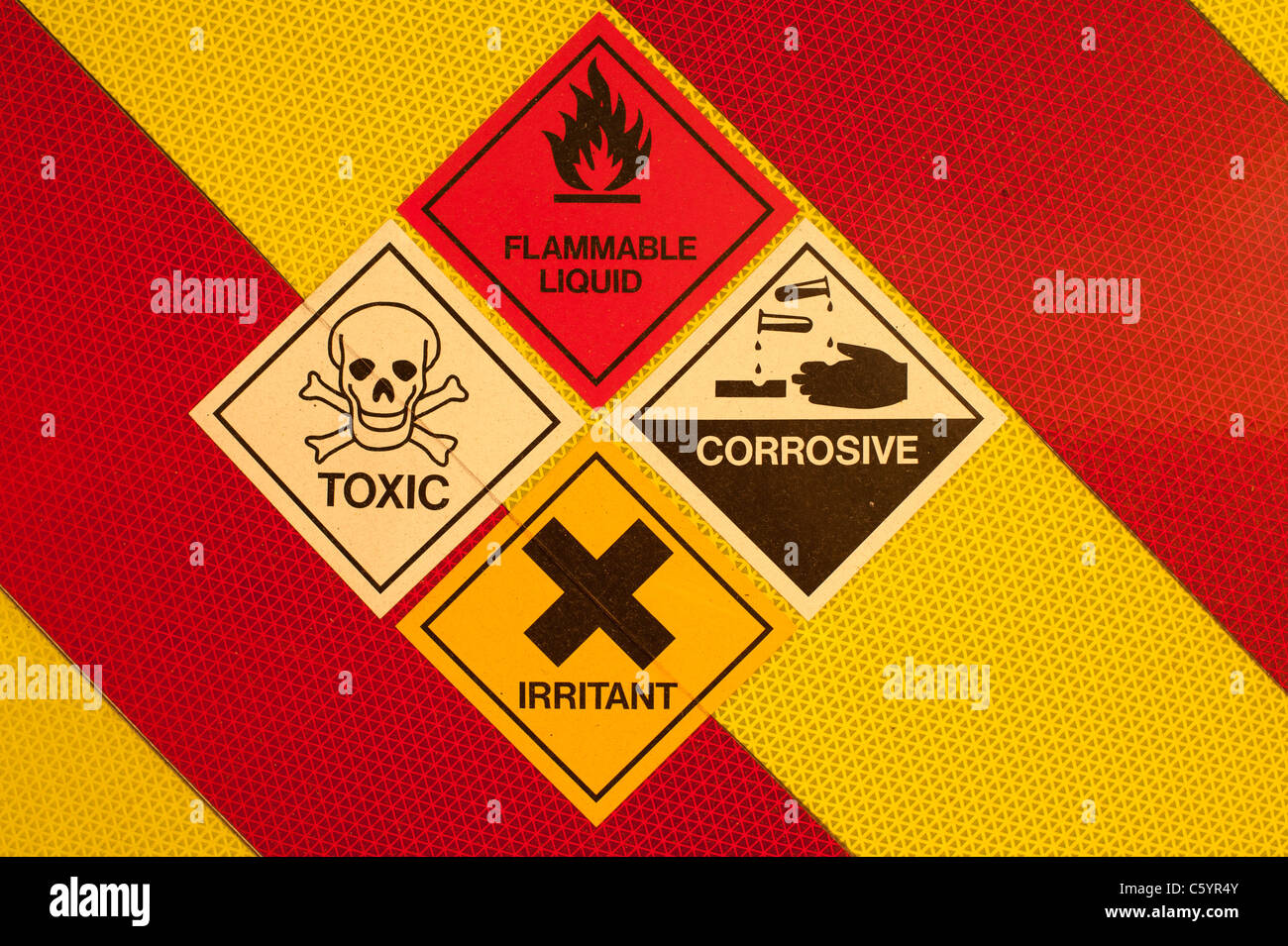 Un conjunto de peligros tóxicos líquidos inflamables, corrosivos y líquidos químicos irritantes símbolos de advertencia en rojo y amarillo UK Foto de stock