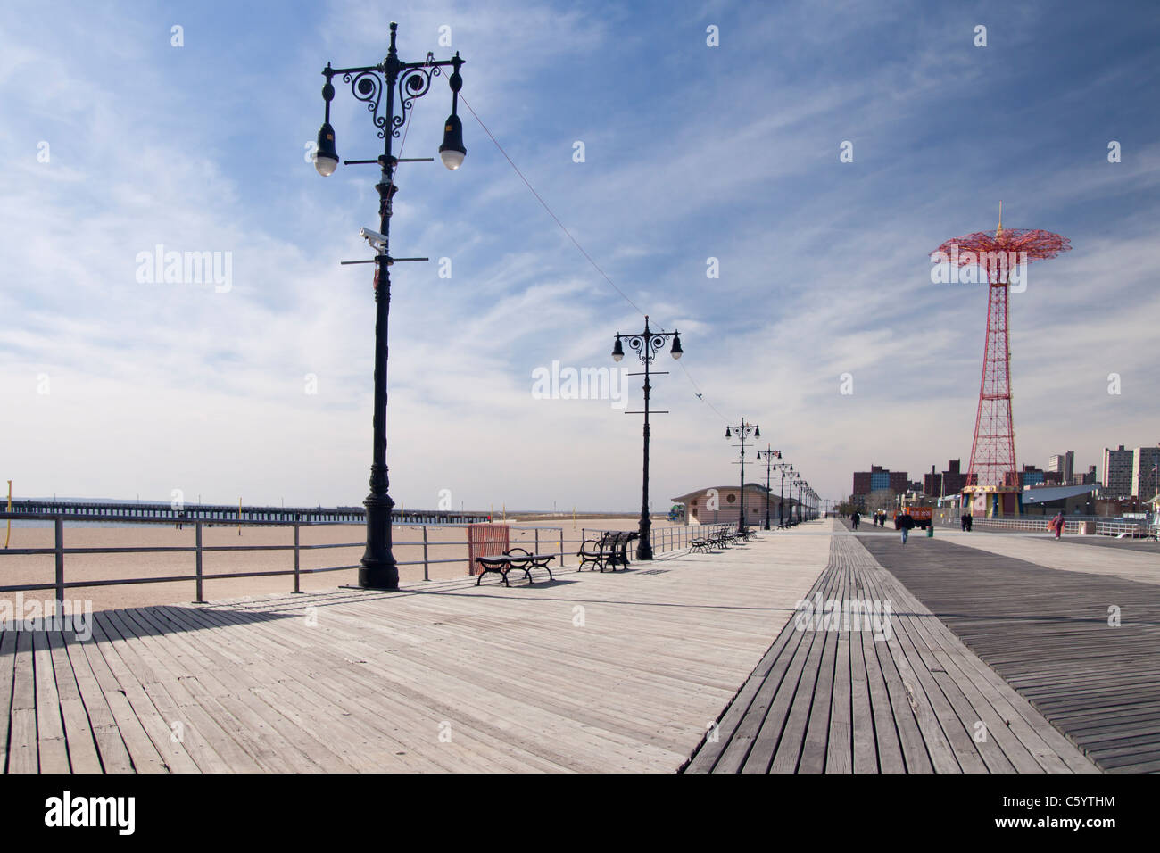 Coney Island boardwalk fuera de temporada en las temporadas de invierno, Nueva York, Estados Unidos. Foto de stock