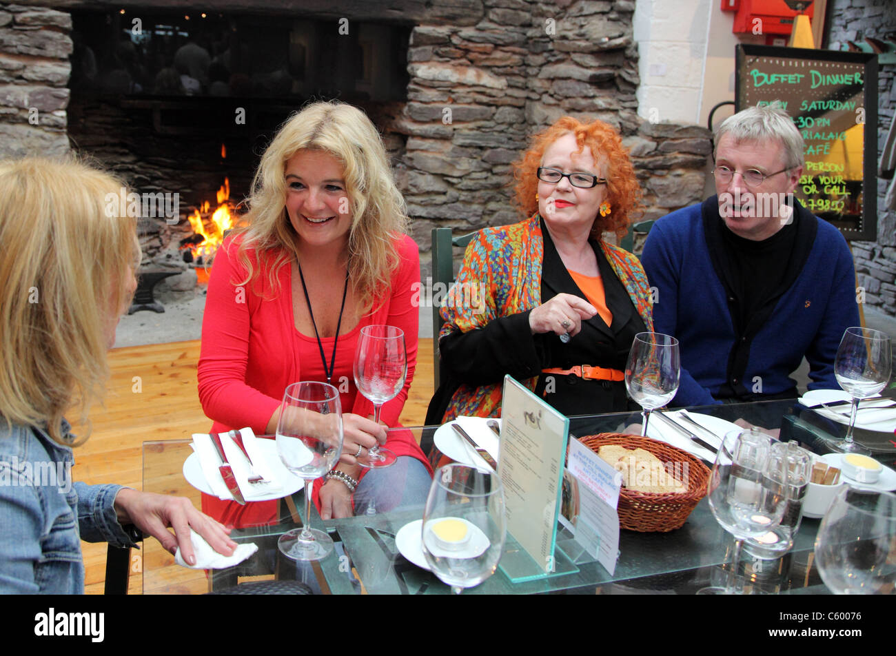 Noelle Campbell Sharp y los huéspedes Cill Rialaig Art Cafe cena, Ballinskelligs Kerry; Irlanda, Co. Foto de stock