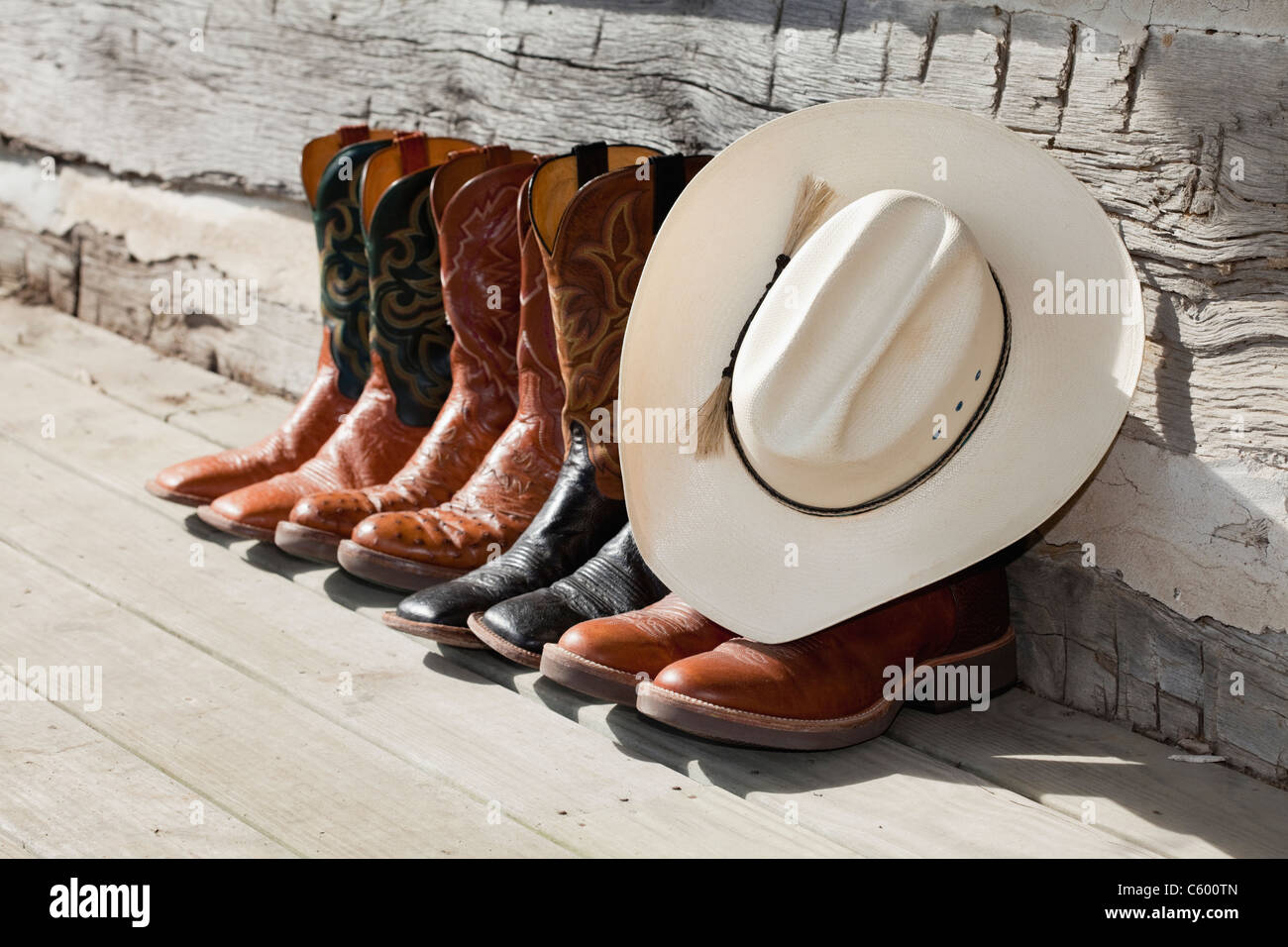 Estados Unidos, Illinois, Metamora, hilera de botas vaqueras y sombrero de  vaquero Fotografía de stock - Alamy