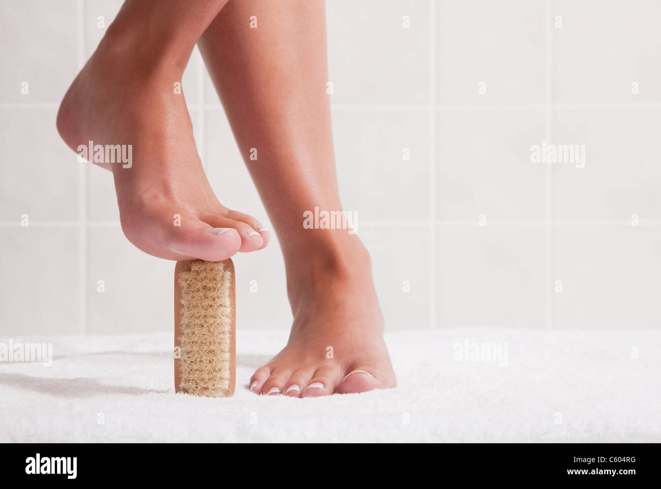 Estados Unidos, Illinois, Metamora, mujer de pie con cepillo de uñas bajo los pies Foto de stock