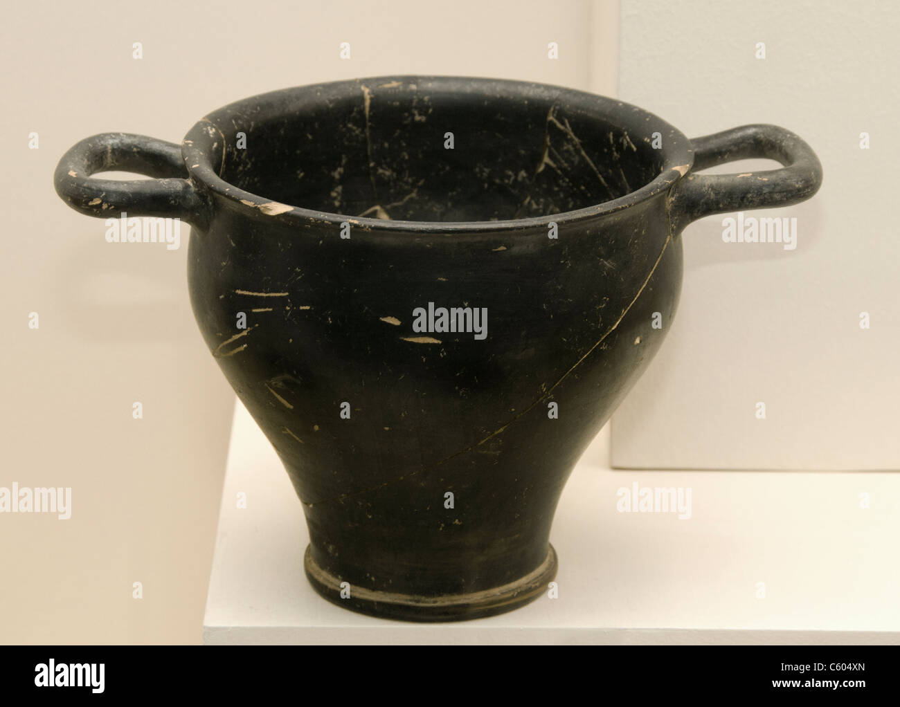 Contenedor de bebida griega Skypos Grecia 5 ª ciento BC dos manejadas profunda copa de vino de la antigua Turquía Foto de stock