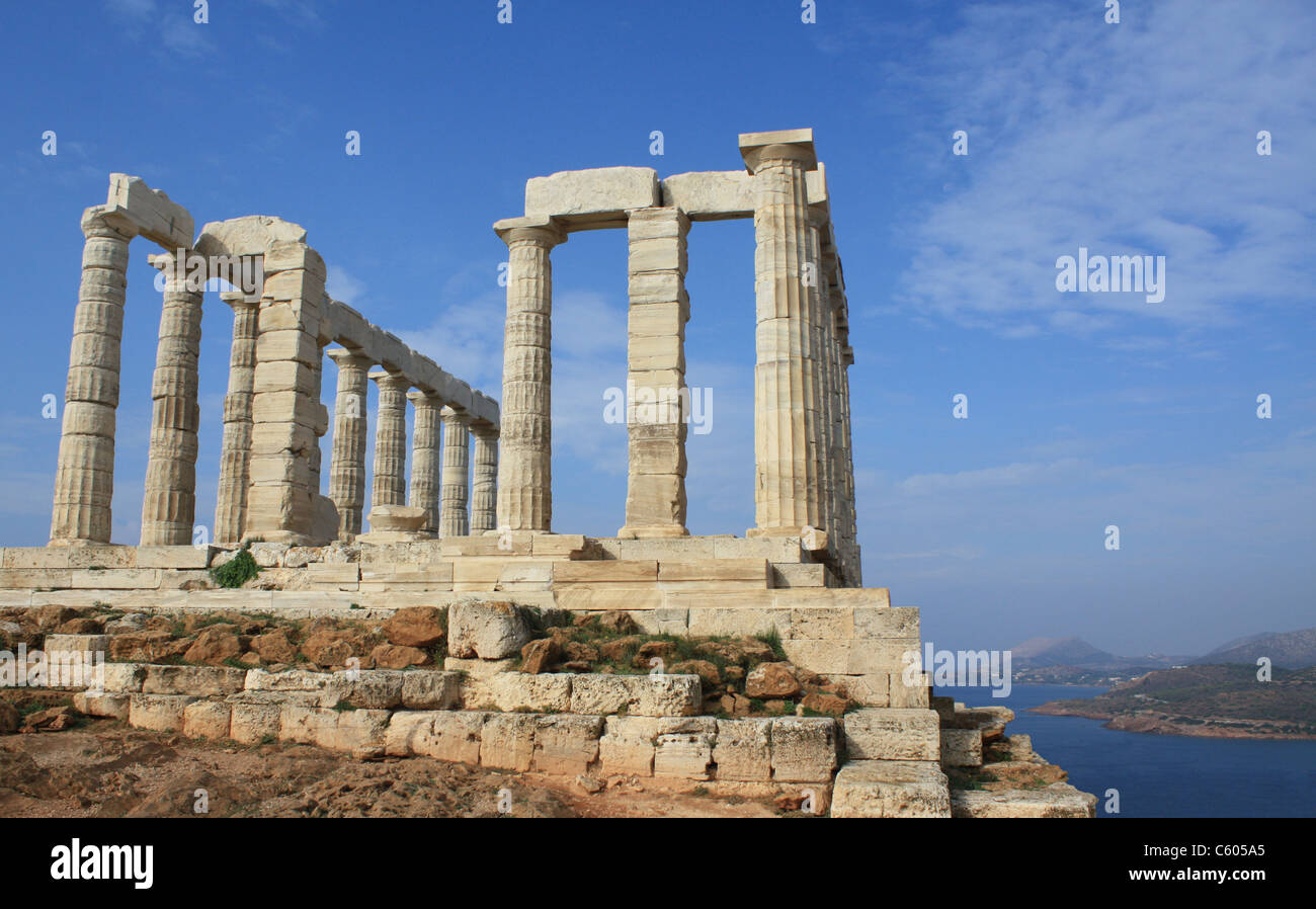 Ruinas del Templo de Poseidón, dios del mar en la mitología griega, en el cabo Sounion, cerca de Atenas (Grecia). Foto de stock