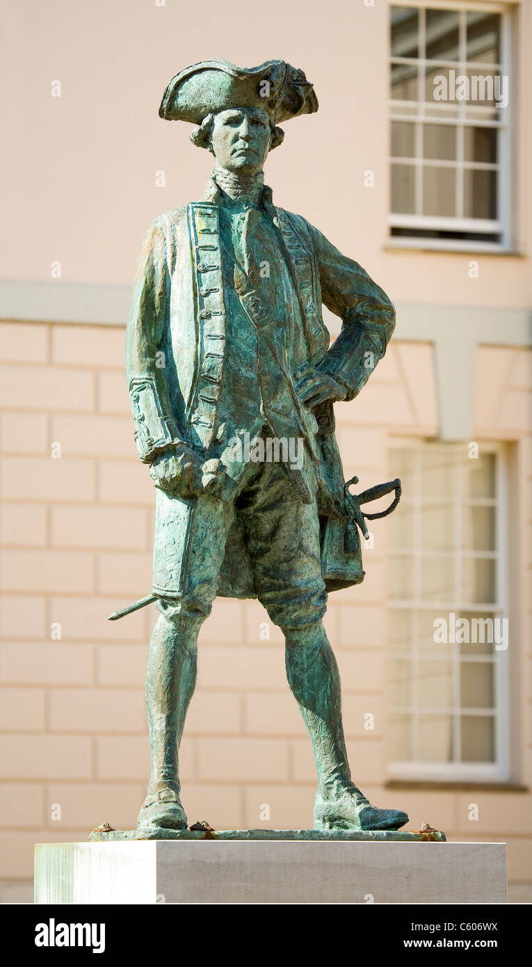 Estatua del Capitán James Cook en los jardines del Museo Marítimo de Greenwich Foto de stock