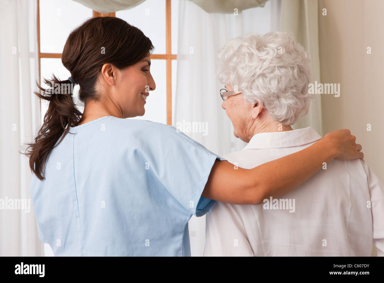 Estados Unidos, Illinois, Metamora, vista trasera de enfermera consolador mujer senior Foto de stock