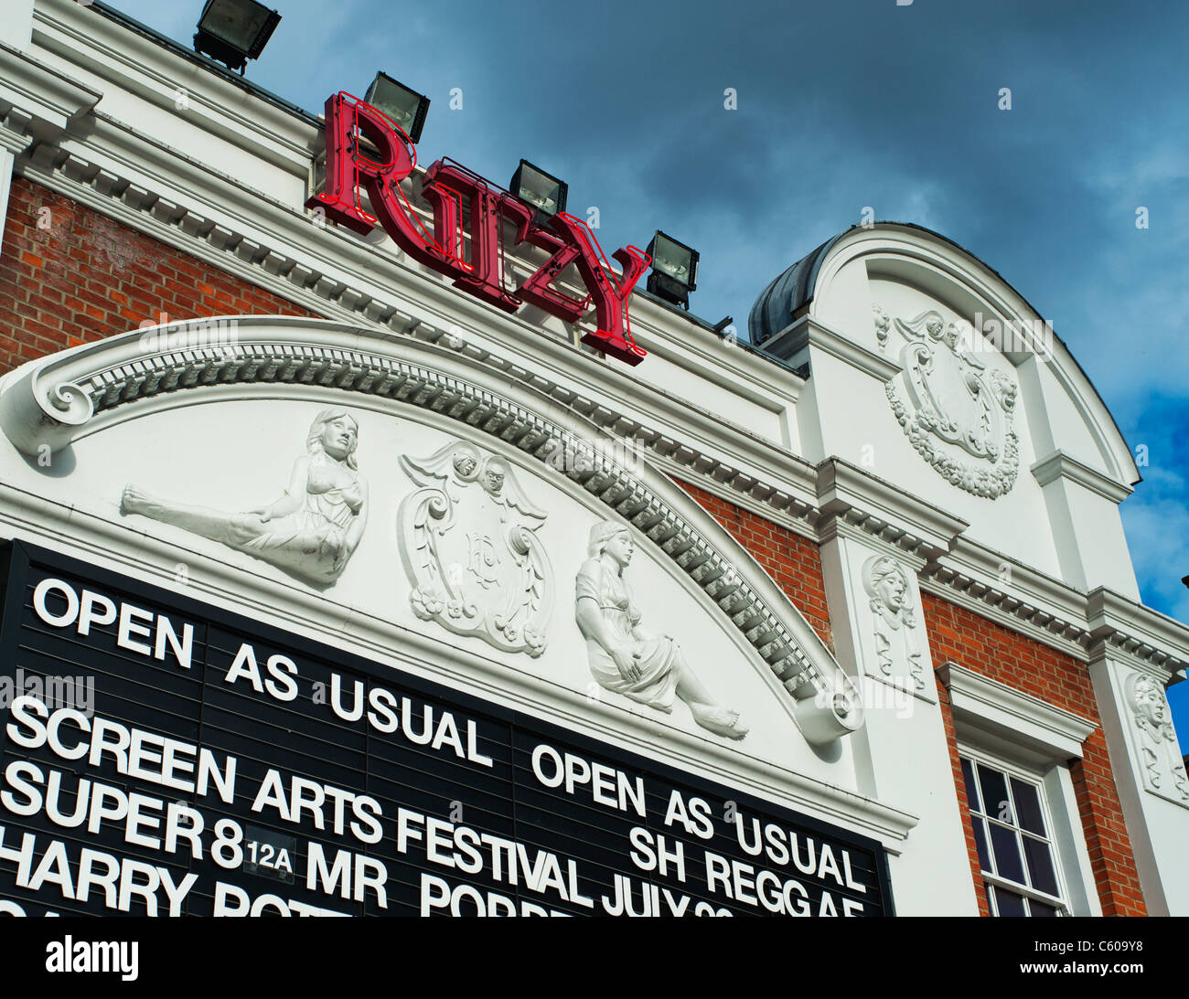 Ritzy Cinema, Brixton 'Abrir como de costumbre" durante los disturbios de Londres, en agosto de 2011. Foto de stock