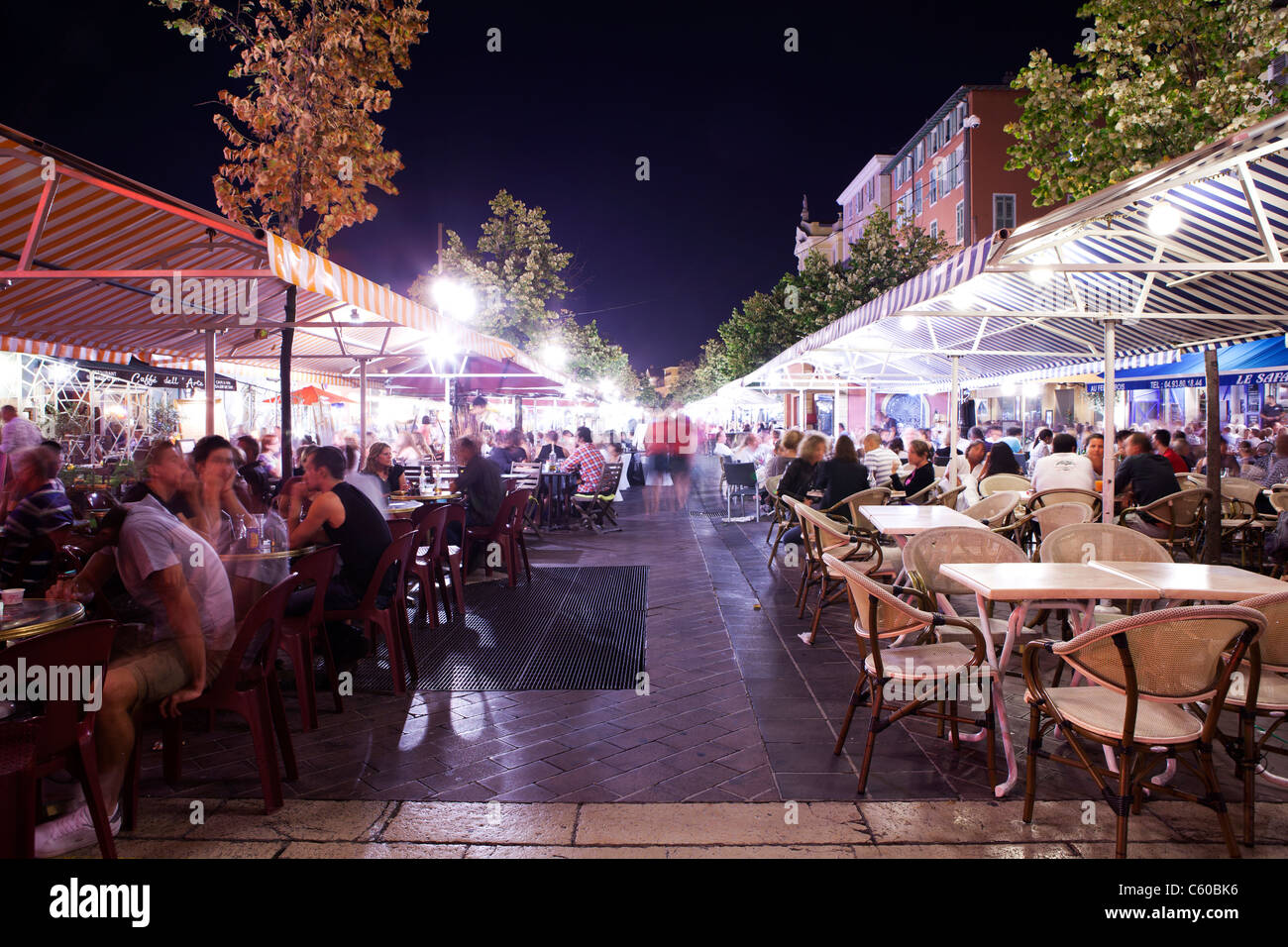 Por la noche, restaurantes y cafeterías de Cours Saleya en Niza, Francia , Foto de stock