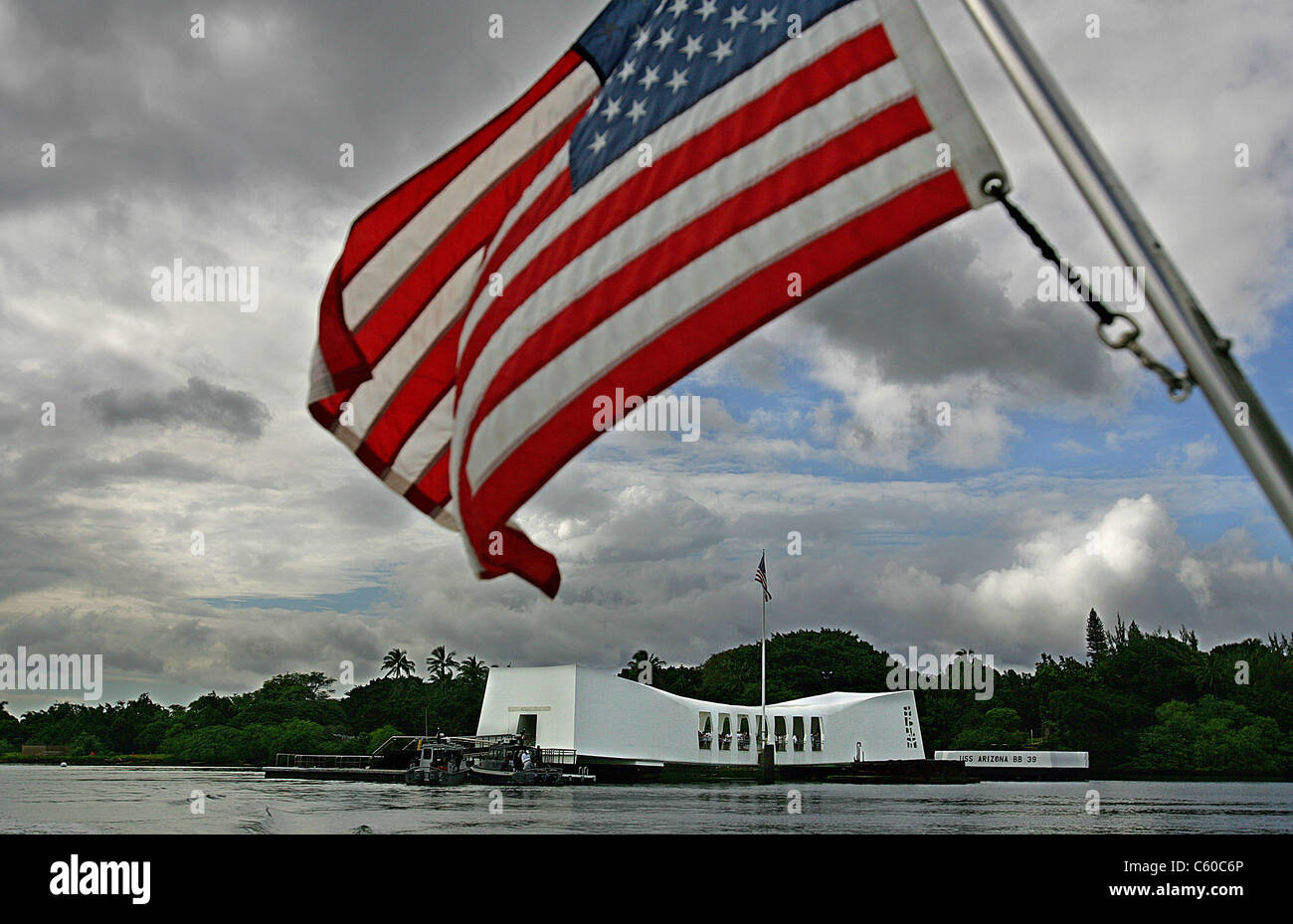 Ik) sobre las ondas de la bandera americana en ruta a Pearl Harbor el USS Arizona Memorial via bote Foto de stock