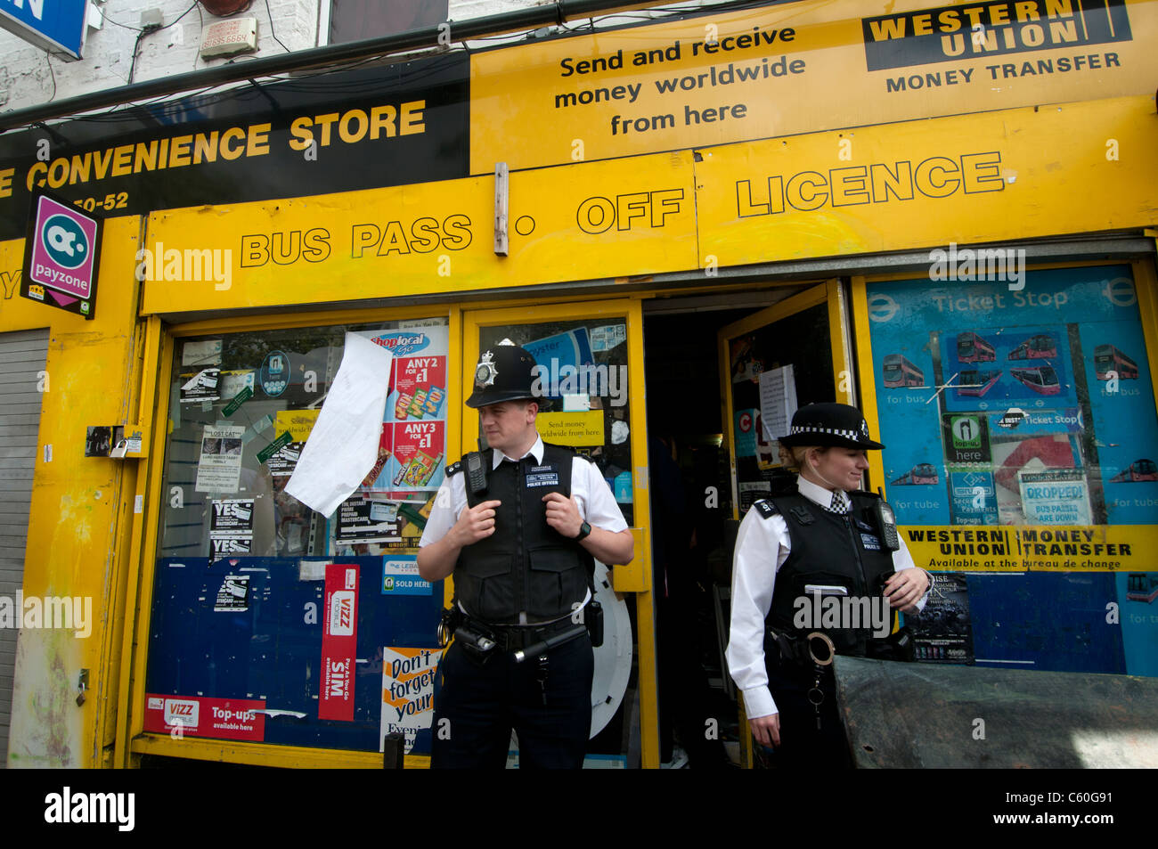 Clarence Road, escenario de la última noche de disturbios. Tienda de