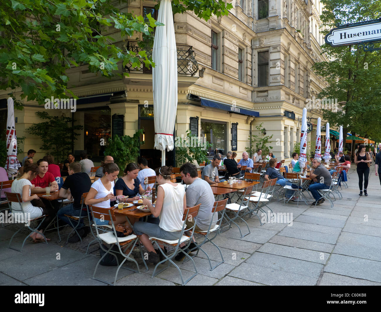 Pavimento concurrido Café sirve brunch en un fin de semana por la mañana en Prenzlauer Berg en Berlín, Alemania Foto de stock