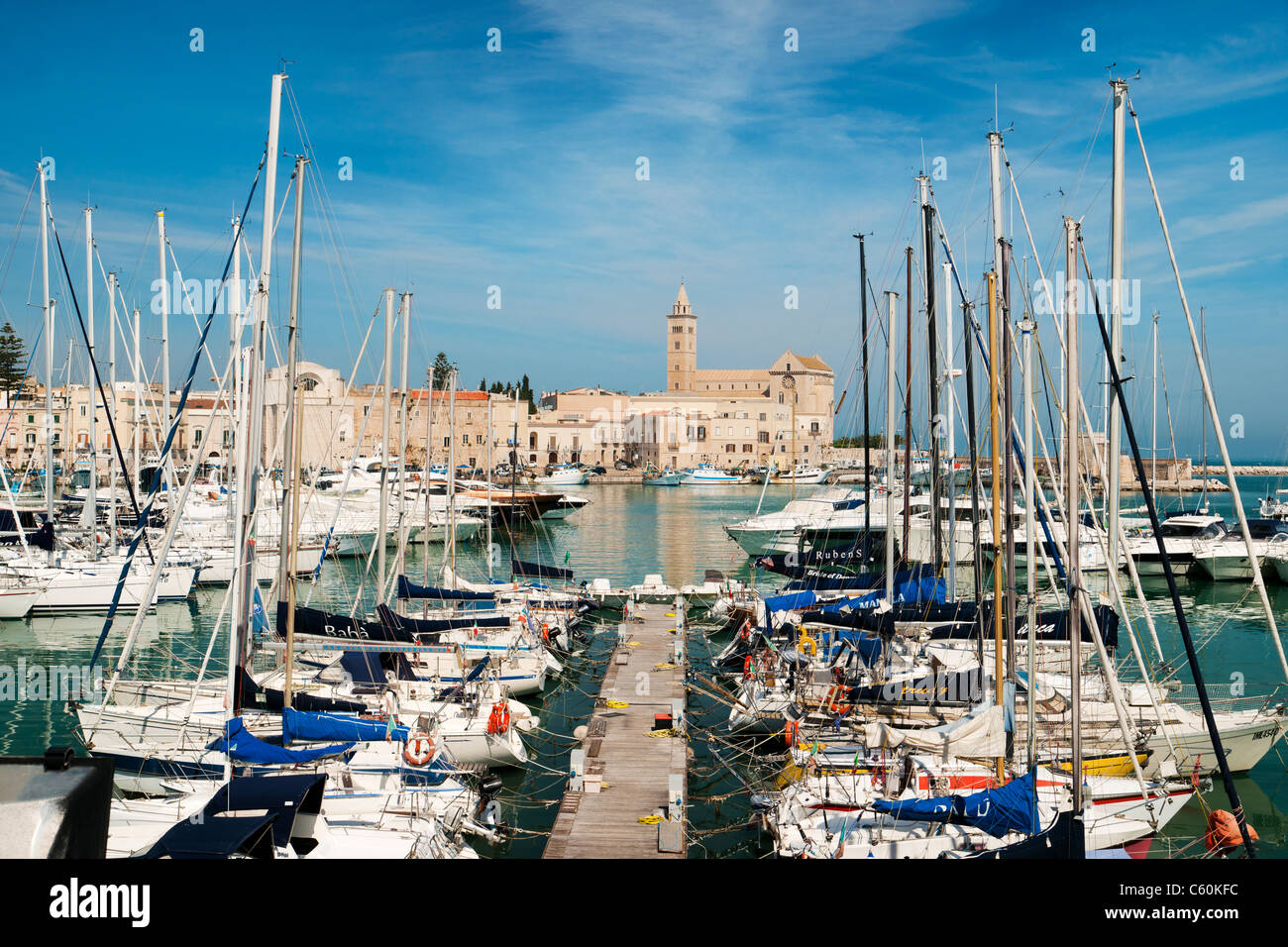 Trani puerto y de la catedral, Trani, en el sur de Italia, UE Foto de stock