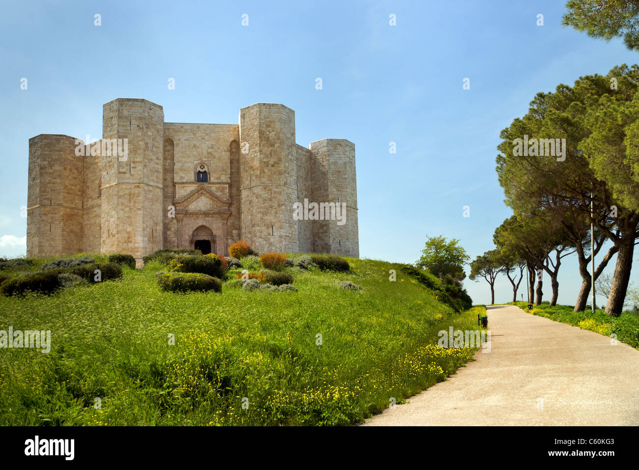 Castel del Monte, en la región de Apulia, en el sur de Italia. Castillo del siglo XIII situada en Andria Foto de stock