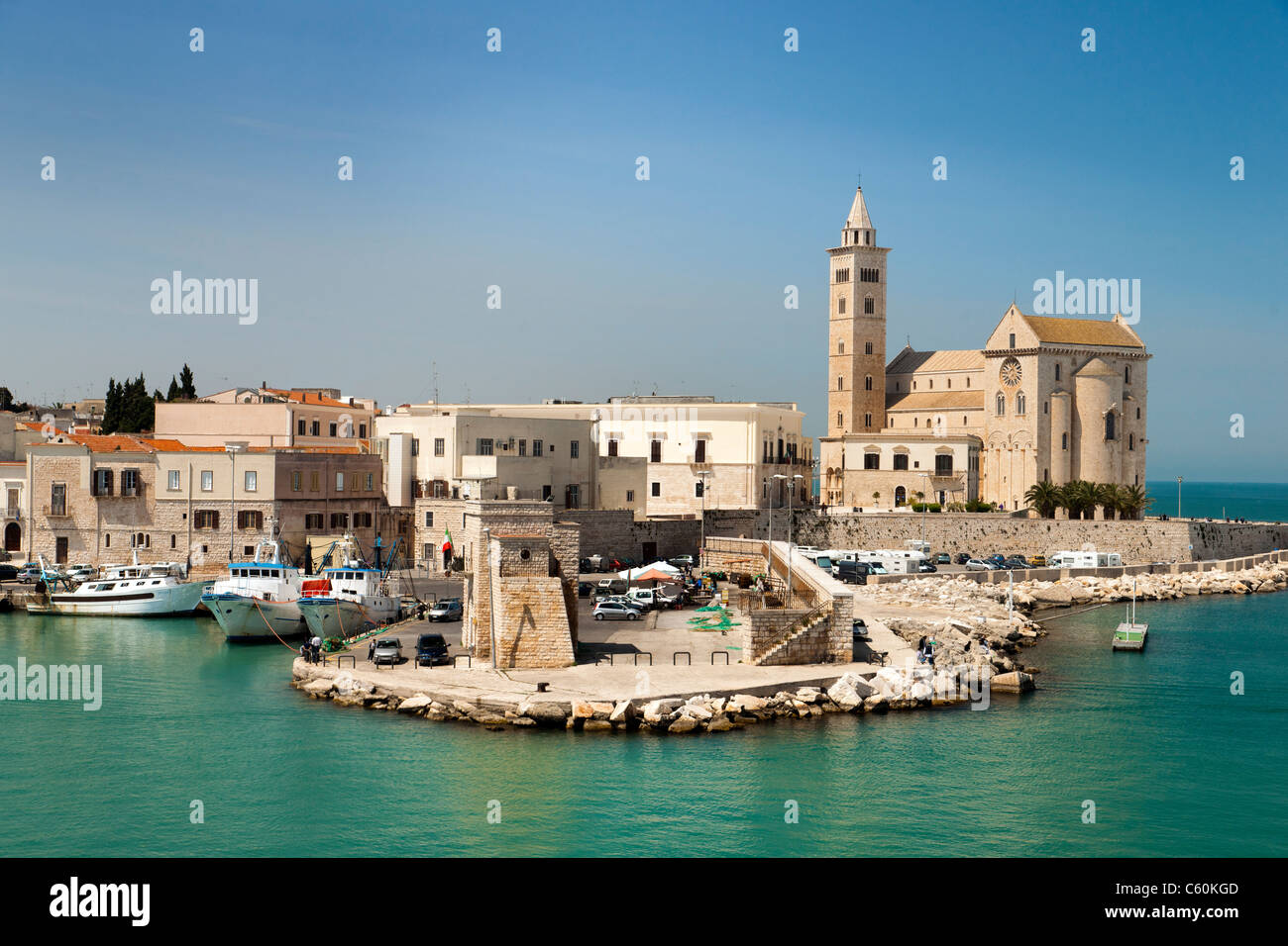 Trani puerto y de la catedral, Trani, en el sur de Italia. Foto de stock