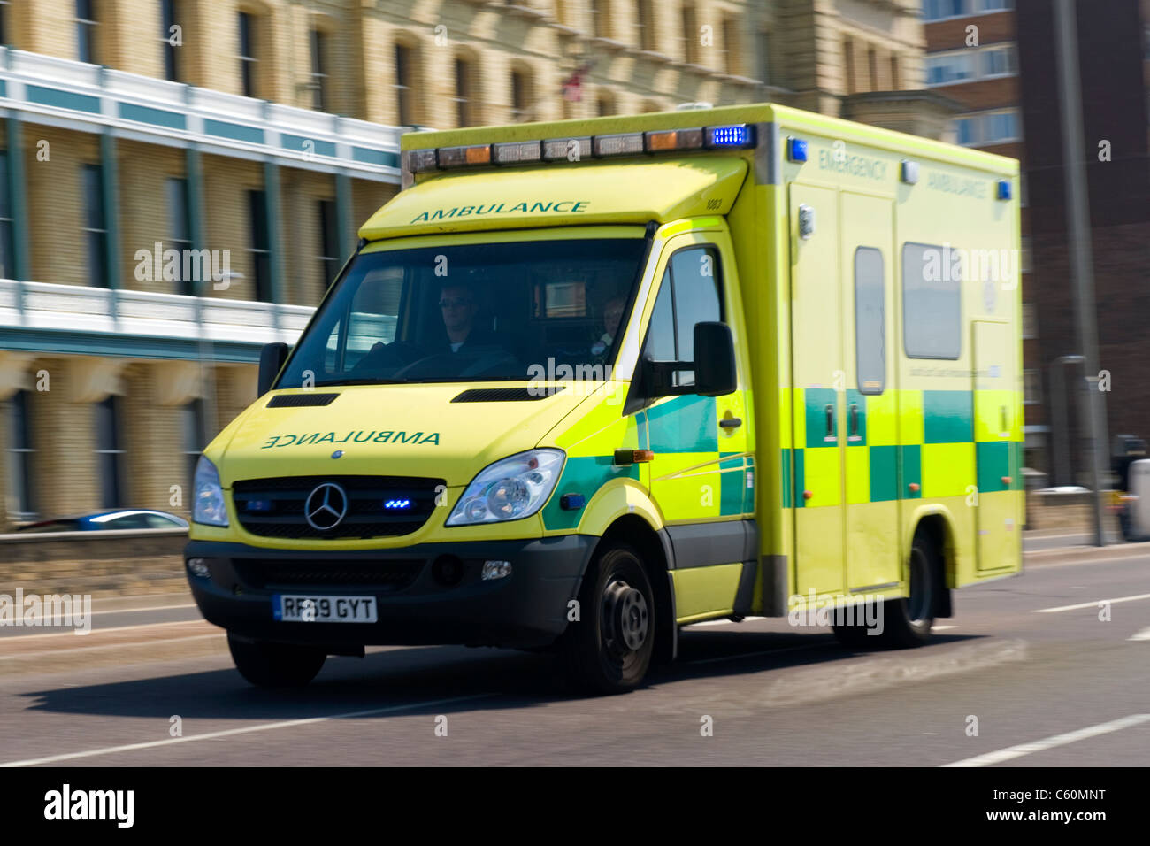 Realmente Hove East Sussex Mercedes Benz Sprinter 519 CDI ambulancia o vehículo en servicios de emergencia llamada con luces parpadeantes Foto de stock
