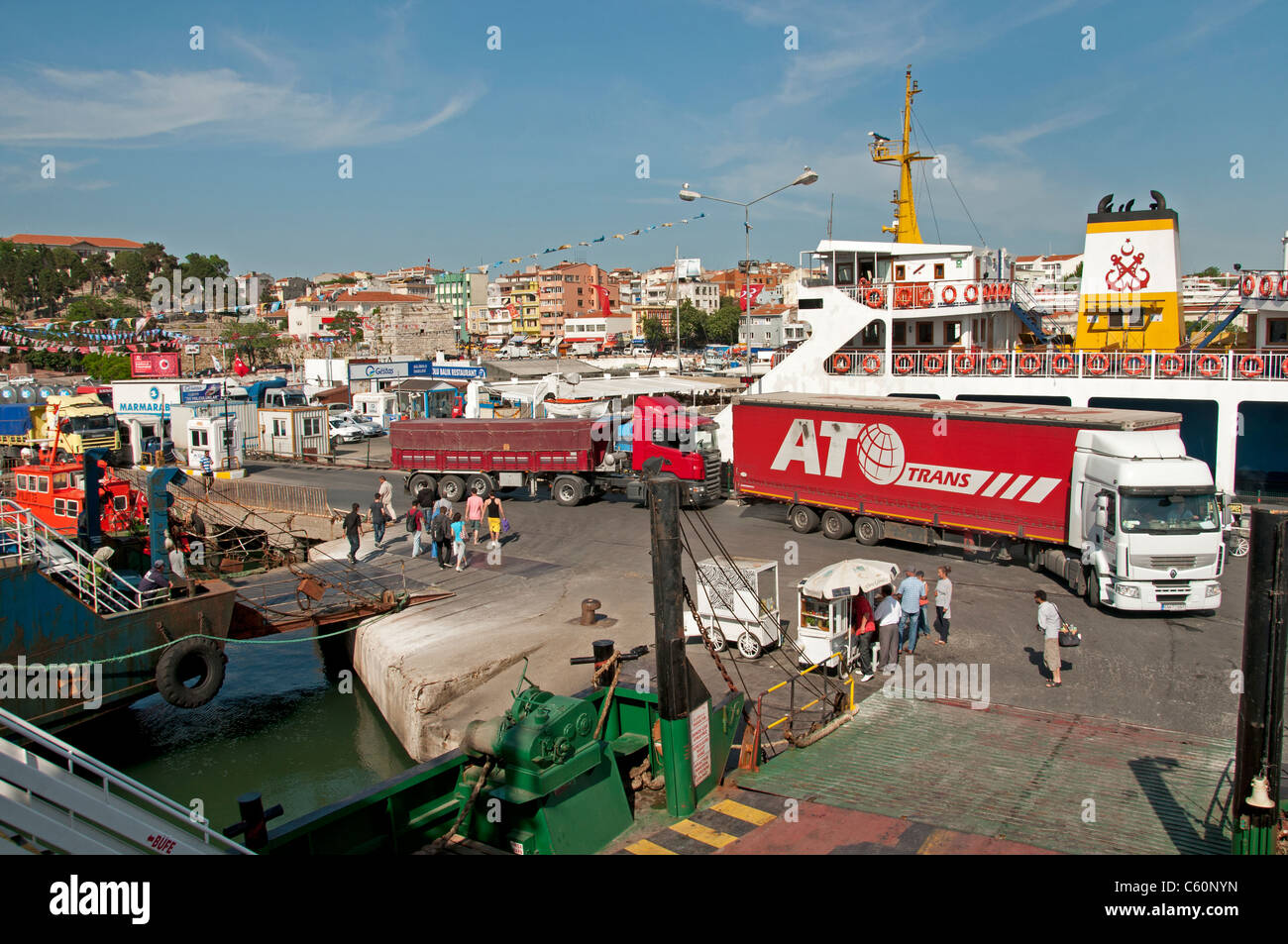 Transporte en Ferry Gelibolu Turquía mar de Mármara Foto de stock