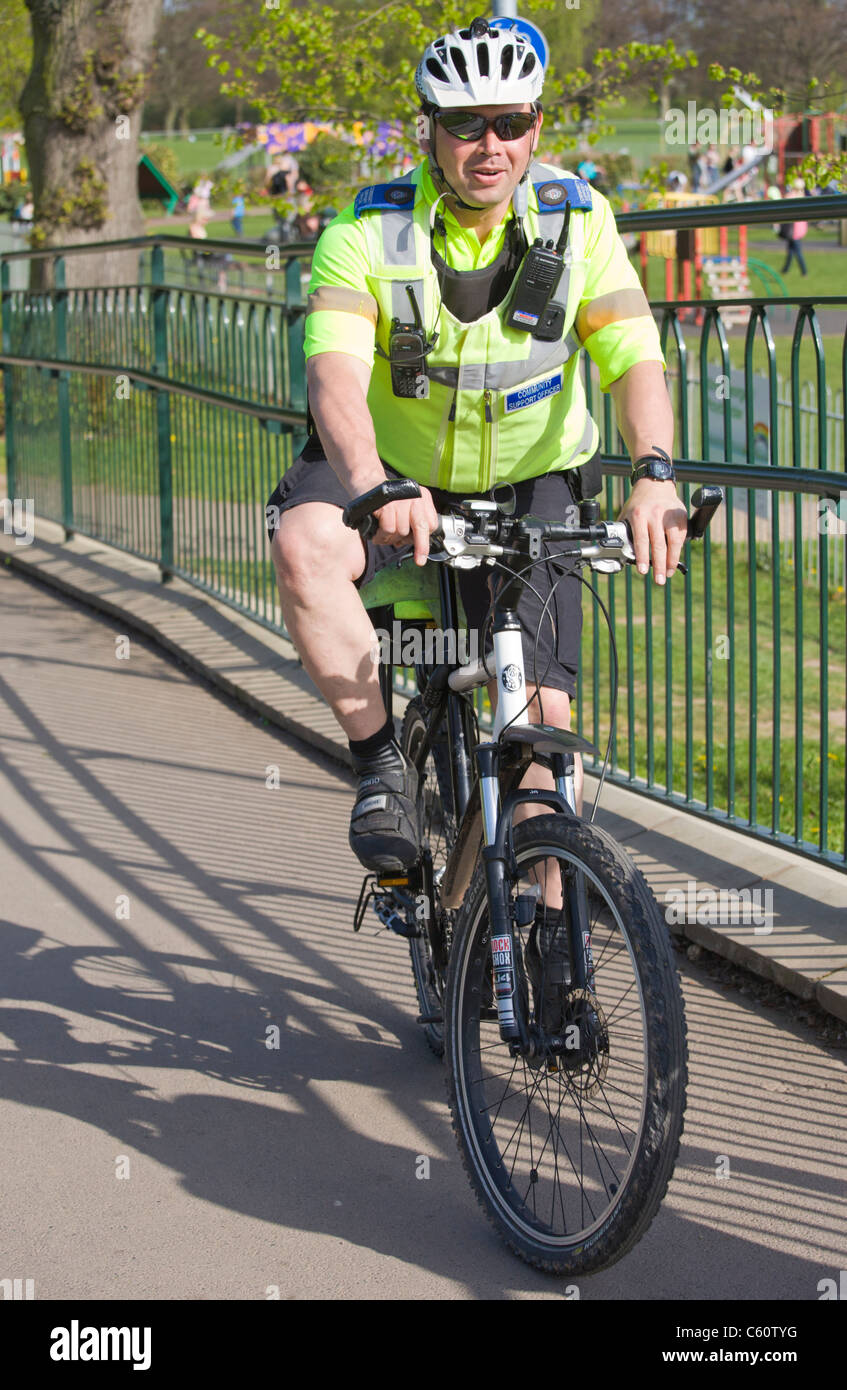 El apoyo de la comunidad oficial de guardia de la policía en una bicicleta Foto de stock