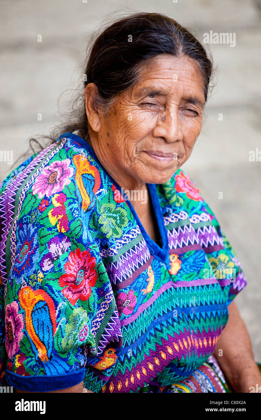 Ancianos mujer indígena, Antigua, Guatemala Fotografía de stock - Alamy