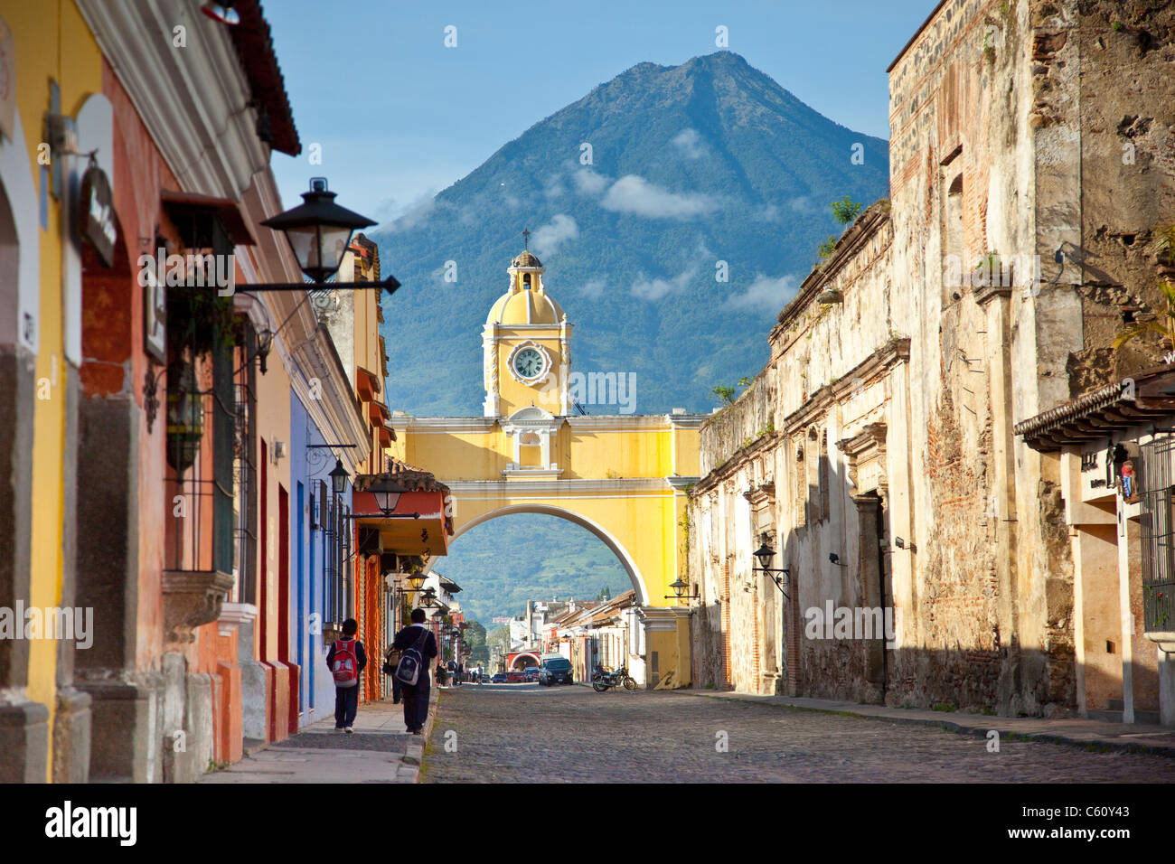 Volcán Agua, Arco de Santa Catalina, Calle del Arco, Antigua, Guatemala Foto de stock