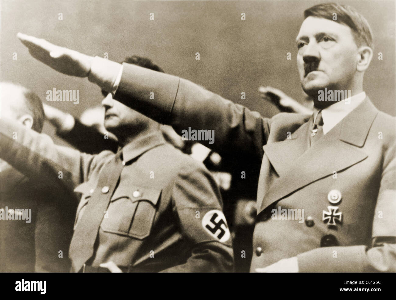 Adolf Hitler, dando saludo nazi. A la derecha de Hitler es Rudolph Hesse.  1939 Fotografía de stock - Alamy