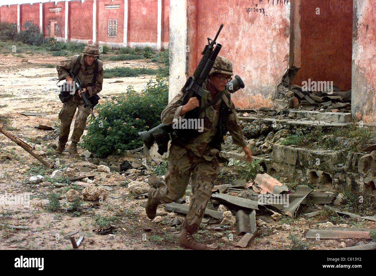 Marines corriendo de francotiradores en Mogadishu, Somalia durante la agitada intervención humanitaria de la ONU. El 7 de enero de 1992. (BSLOC 2011 3 30) Foto de stock