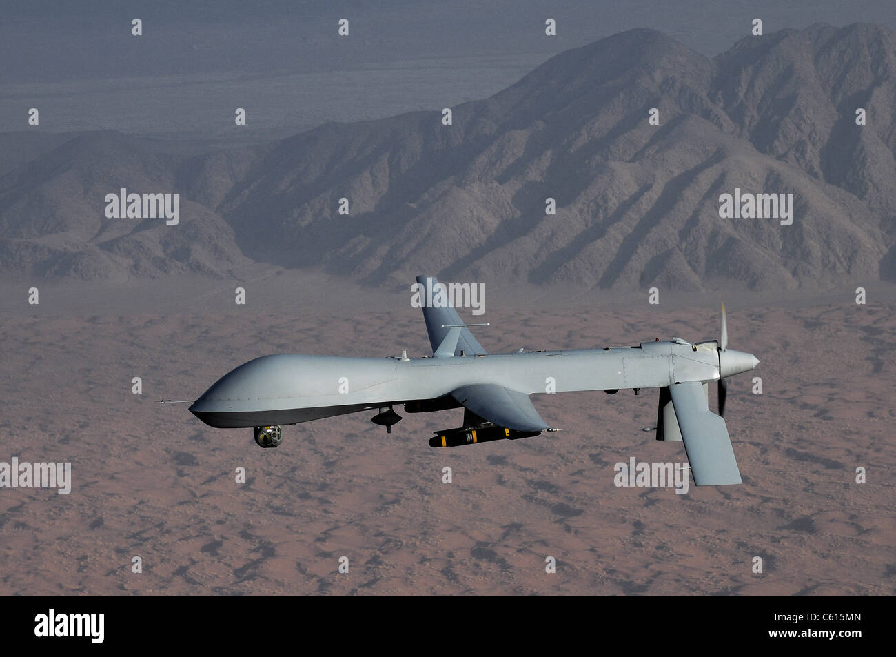 El Predator Drone lleva varios sensores cámaras y misiles Hellfire. Desde  1995 se ha utilizado en Afganistán, Pakistán Fotografía de stock - Alamy