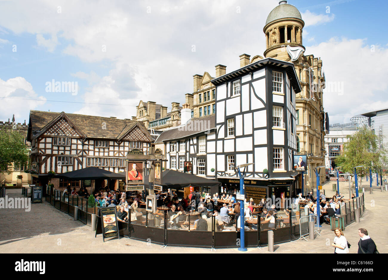 El centro de la ciudad de Manchester. El Old Wellington Inn (1552) y Sinclairs Oyster Bar en ruinas Square. Corn Exchange edificio detrás Foto de stock