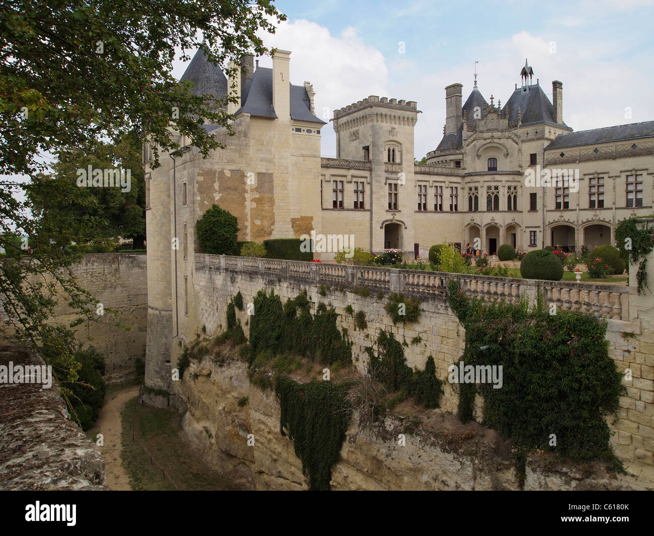 Chateau de Breze tiene una extremadamente profundo foso seco. El valle del Loira, Francia Foto de stock