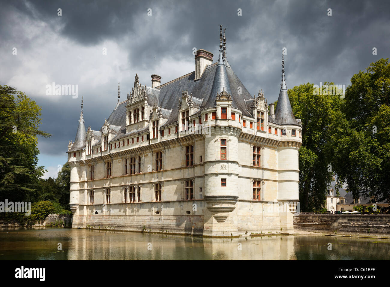 Chateau francés en Azay-le-Rideau, un típico castillo del Loira, Indre et Loire, Valle del Loira, Francia, Europa en verano Foto de stock