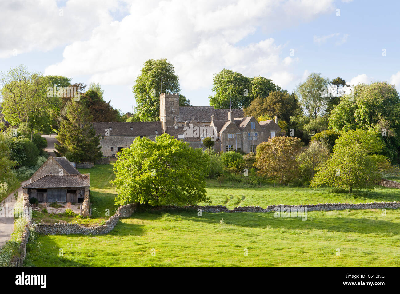 La luz del sol de la tarde cae en el pueblo de Cotswold de Hazleton, Gloucestershire Reino Unido Foto de stock