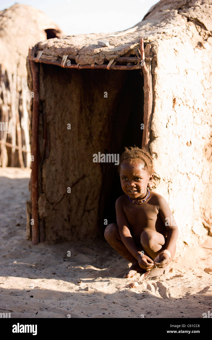 Un poco feliz Himba boy. Purros, Norte de Kaokoland, Kaokoveld, Namibia. Foto de stock
