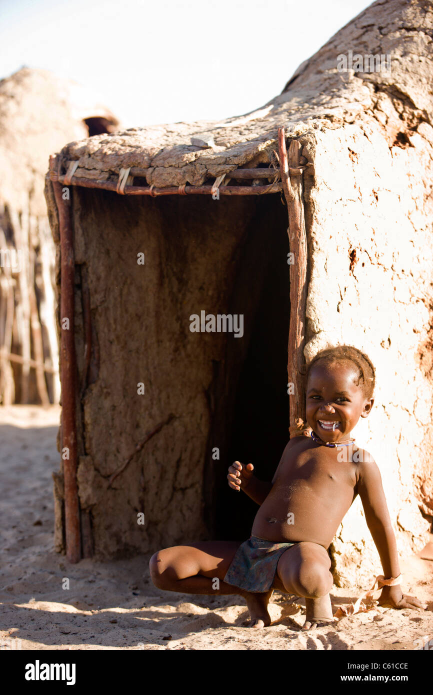 Un poco feliz Himba boy. Purros, Norte de Kaokoland, Kaokoveld, Namibia. Foto de stock