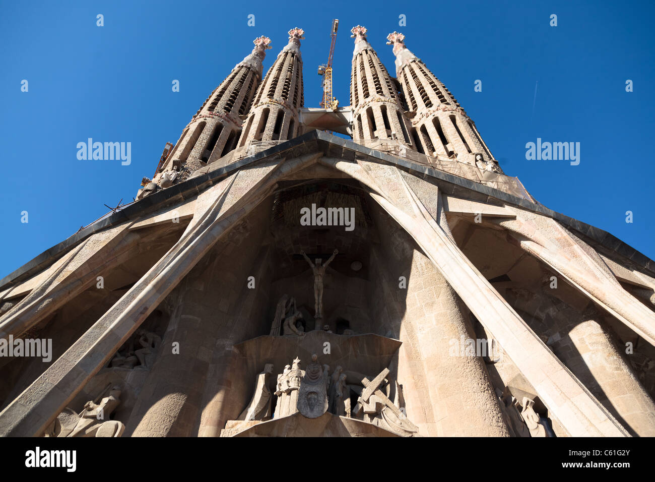 BARCELONA, España - 07 de julio: La Sagrada Familia - la impresionante catedral diseñada por Gaudí, que se construya desde 1882 y no ha terminado aún de Julio 07, 2011 en Barcelona, España. Foto de stock