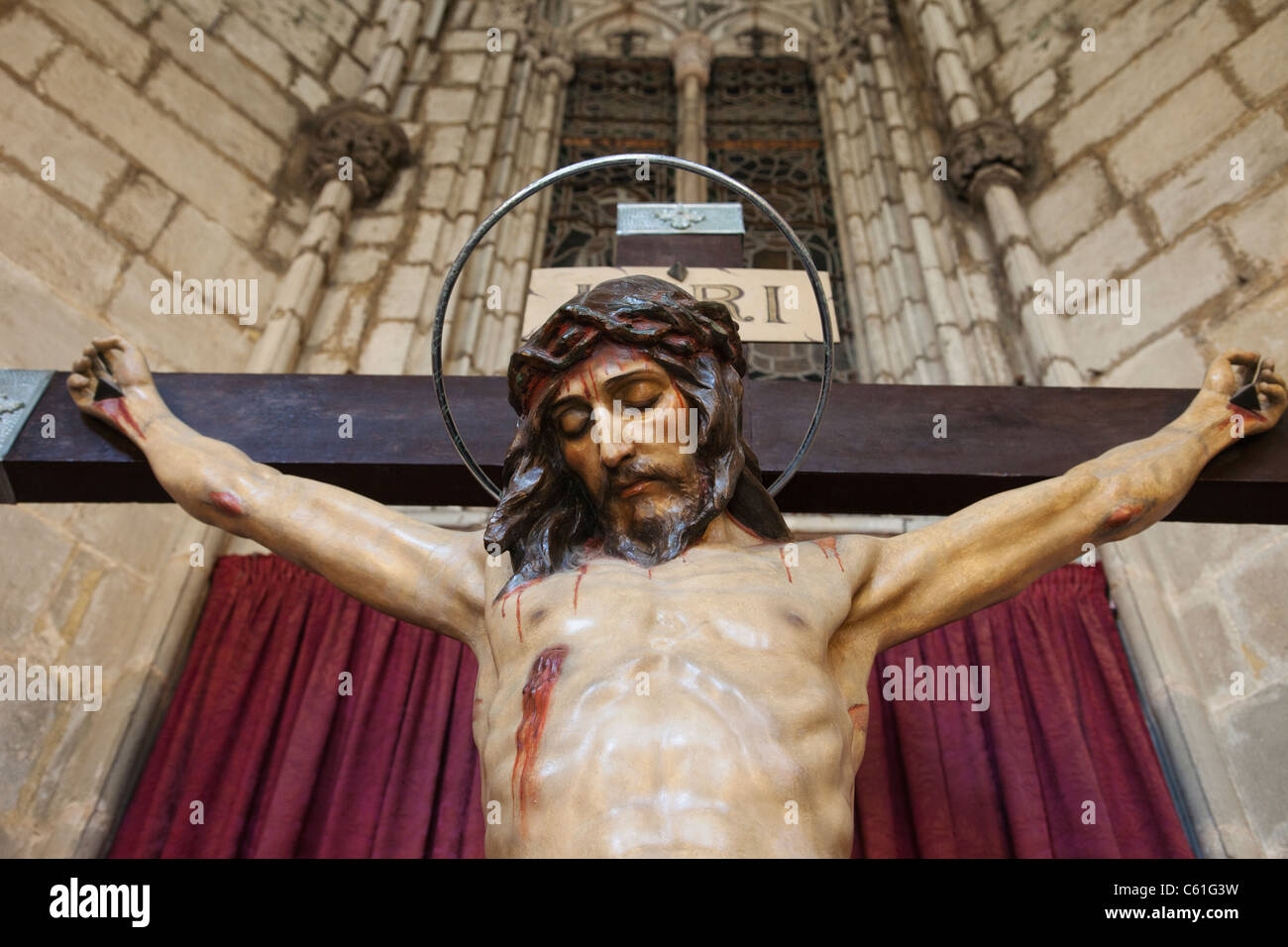 España, Barcelona, Barcelona Catedral, los claustros, Jesucristo en la cruz Foto de stock