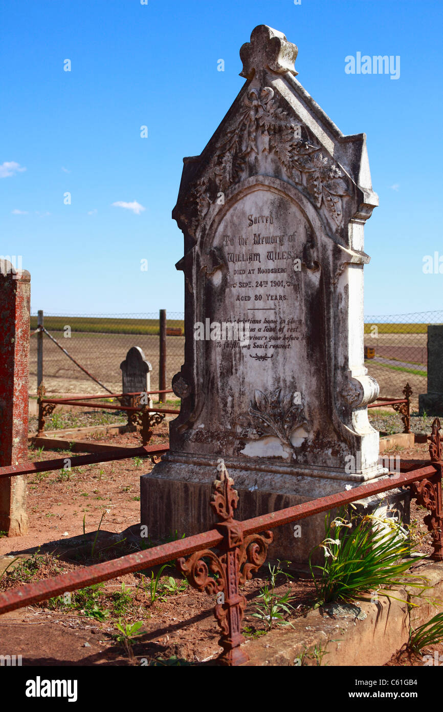 Lápida se remonta a 1901 en una capilla rural en campos de caña de azúcar en el castillo de Wartburg distrito de KwaZulu Natal, Sudáfrica. Foto de stock