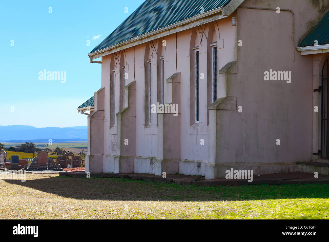 La capilla y el cementerio en la zona rural de campos de caña de azúcar en el castillo de Wartburg distrito de KwaZulu Natal, Sudáfrica. Enfoque en primer plano. Foto de stock